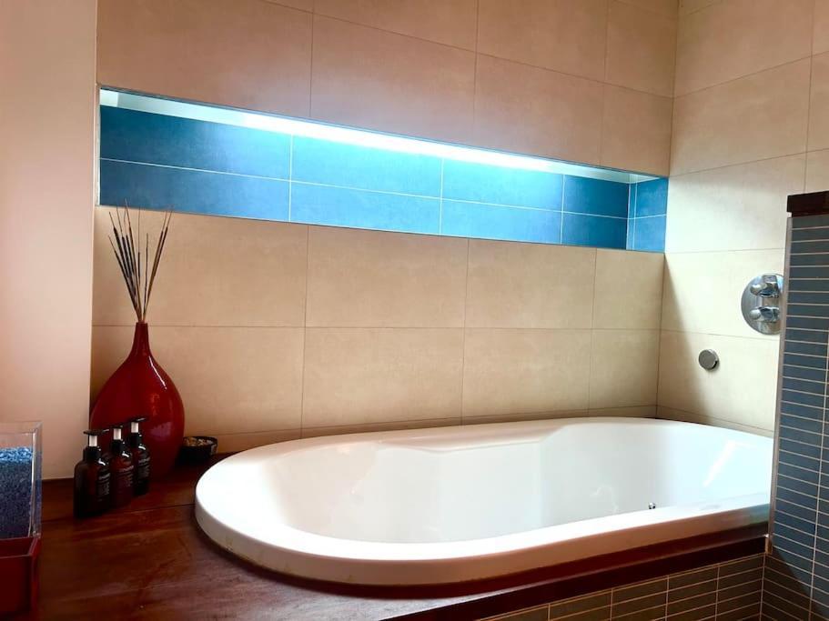 Down Town Spacious Duplex With Private Parking & Game Room Bruxelles Eksteriør billede
